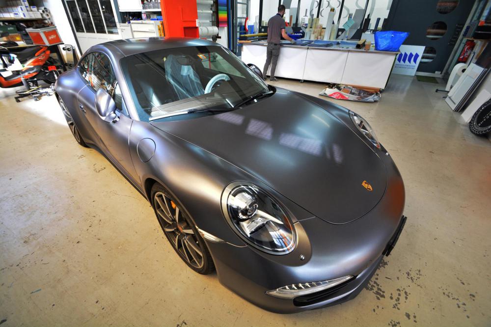 Porsche covering Loutan & Cie