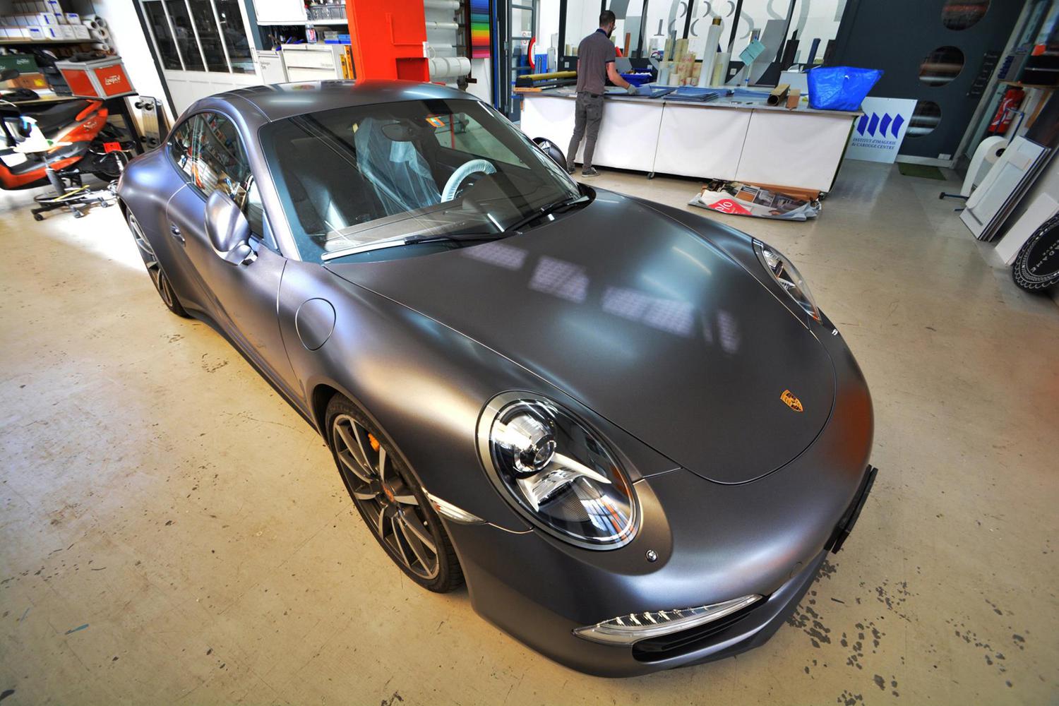 Porsche covering Loutan & Cie