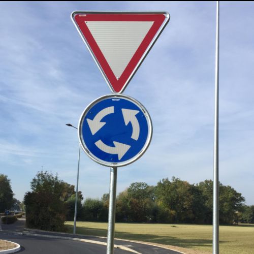 Panneau de signalisation routière pour l'entrée d'un giratoire
