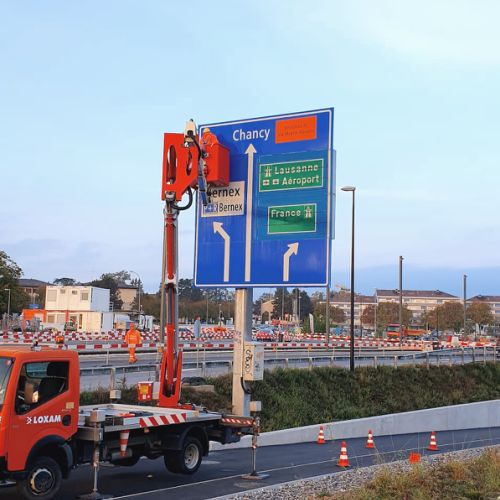 Pose de panneaux de circulation par nos équipes Loutan